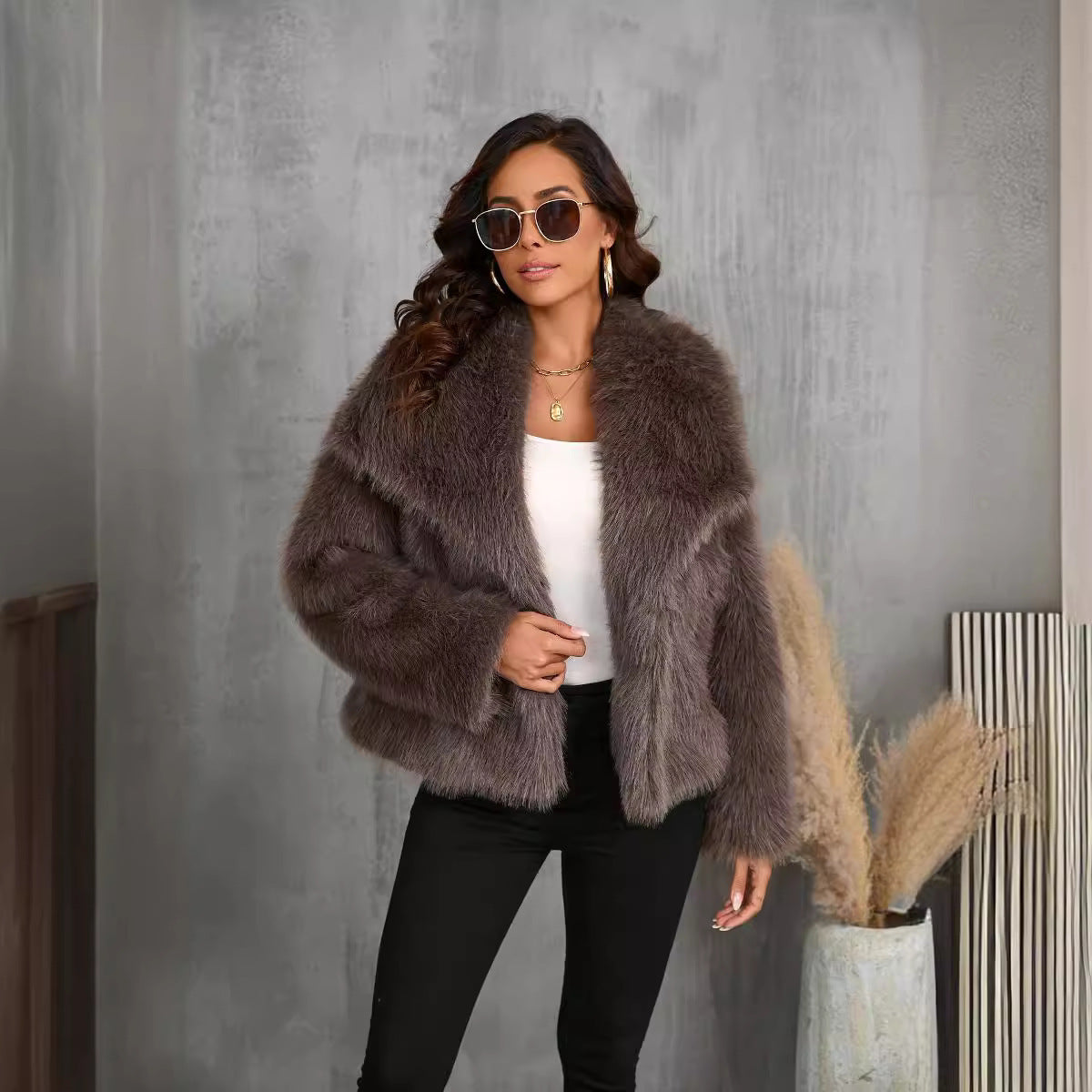 Women's Short Faux Fur Jacket with Large Lapel | Ideal for Autumn and Winter